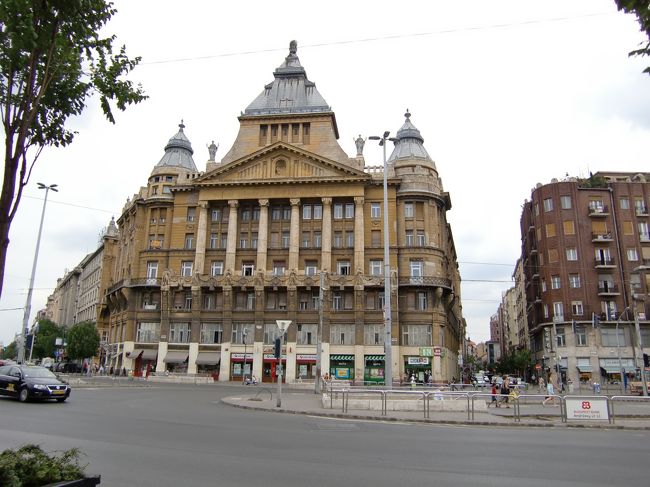 空腹をかかえ、街を歩くもチェックしていた<br />レストランも休憩に入り途方にくれる。