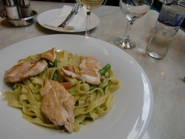 やっと見つけた、「カフェセントラル」<br />なんとホテルの隣じゃないの。<br />持参の地図をよく見ると、ホテルもそれに<br />載っていたようだ。<br />予約していたホテルの人がチェックしてくれた<br />ホテルの場所が違ったから、迷ったのね。<br />ちゃんとチェックすればよかった。<br />でも、ここのメニューにはグヤ―シュも、<br />パプリカチキンもない。<br />今はグリーンアスパラとイチゴフェアらしく、<br />チキンとアスパラとイチゴ！のパスタを<br />チョイス。かなりあっさりしたお味。<br />パスタの量も多かったけど、残さずいただきました。<br />