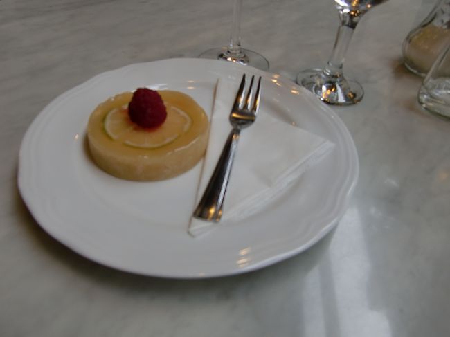 カフェなので、デザートは必須。<br />ナッツのクリームが層になったケーキを、<br />注文している人が多かったのですが、<br />わたしはレモンのケーキを。<br />かなり濃厚でしたが、おいしかったです。<br />焼き菓子もいろいろあって、<br />持ち帰りたかった・・。<br /><br />