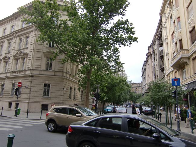 ６時半に、タクシーが迎えに来るまで、<br />少し時間があるので、<br />エリジェーべト橋を見に行くことに。<br />