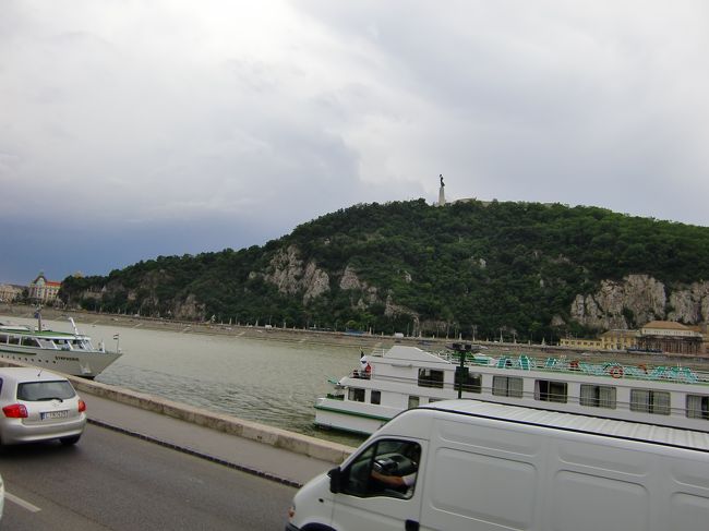 おお〜〜〜っ。<br />ブダペストに来たぁ〜って<br />やっと自覚した眺め。<br />対岸はゲッレールトの丘。<br /><br /><br />