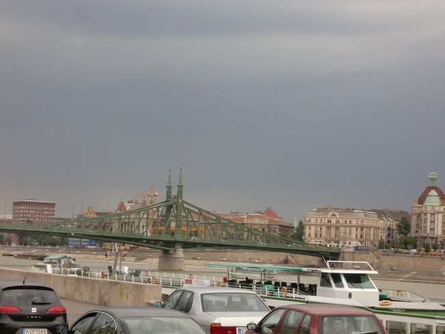 こちらは自由橋。<br />渡ってみたかったくさり橋は遠すぎる(>