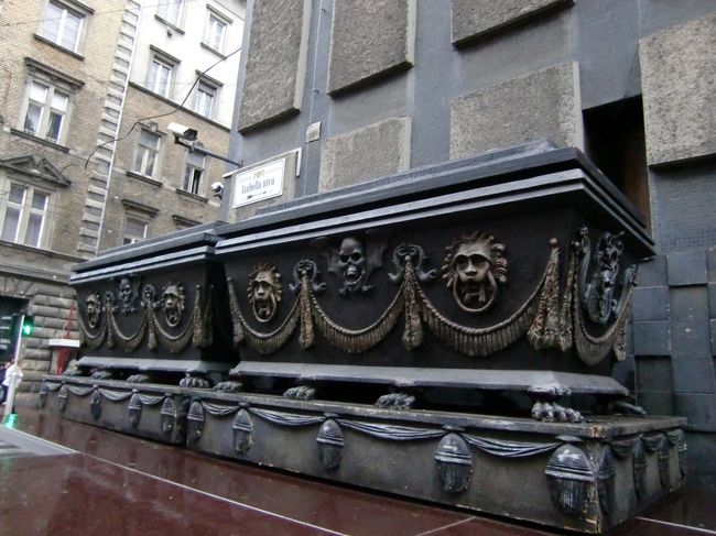 タクシーで劇場に向かったとき<br />チラッと見えて「？」<br />これは、クロロック親子の眠る<br />棺。<br />セットが野ざらし！<br />しかも雨！