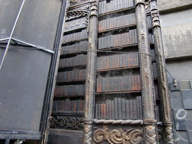 こちらは、図書室。<br />くもの巣はってます。