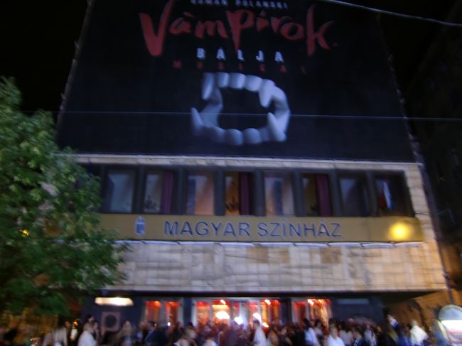 ７時半開演だと思っていたので、<br />迎えのタクシーを１０時半にお願いしていたため、<br />ちょっと待つことに。<br />だんだん人が少なくなってきて、ちょっと<br />怖かったけど、早めにタクシー来てくれて<br />助かった。