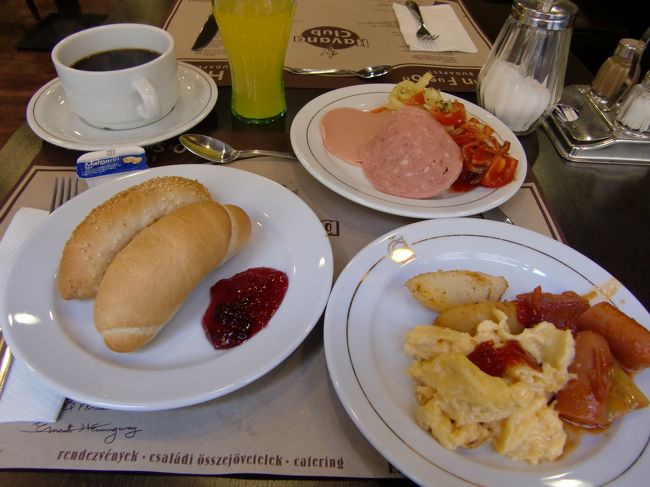 エリジェーベトホテルは、由緒正しい<br />ホテルですが、今は（たぶん）団体<br />向けのホテルです。<br />朝食会場もかなり、ざわざわしていました。<br />メニューは野菜が割りと多くて<br />赤いのはパプリカを使っていたようです。<br />ただ、ジュースとコーヒーはいまいちです。