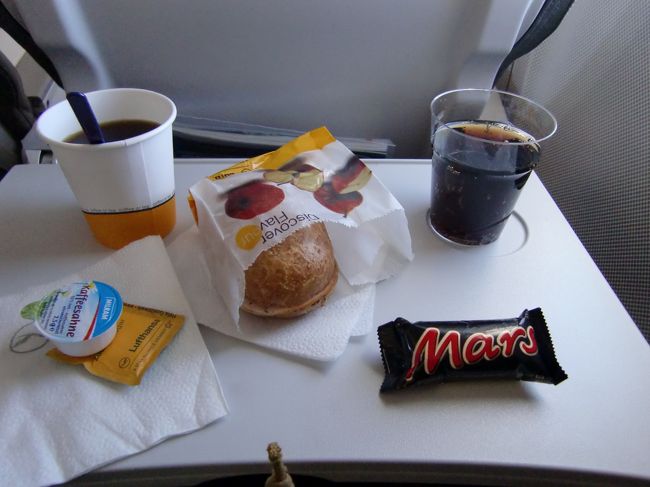 １１時１５分発、フランクフルト行きルフトハンザ。<br />機内食？はチーズとハムのサンドと<br />チョコバー。<br />１時間半ほどのフライトです。<br /><br /><br />