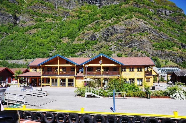 １２：２５<br />桟橋に到着です。<br />好天に恵まれ素晴らしいクルーズでした。<br /><br />北欧へ行く前から、ハイライトはフィヨルドクルーズと思いながらも、ニュージランドの雨と風のなかでのフィヨルドが頭から離れず、それほど期待していなかったのですが、皆さんのお陰で素晴らしいフィヨルドを見ることができました。感謝申し上げます。<br /><br />このあともフロムの町、フロム鉄道が続きます。