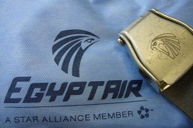 エジプト航空のマークは、ホルス神をモチーフにしたものです。<br />なので、ベルトや枕などにホルスのマークが。<br />ちなみにホルスとは、エジプト神話に登場する天空と太陽の神、だそうです。
