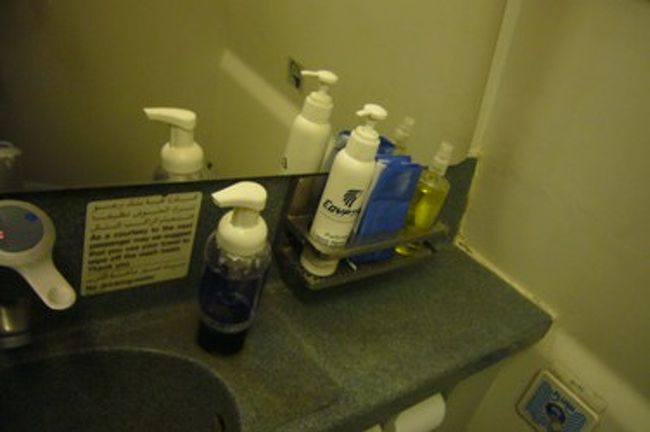 こちらも機内のトイレ。