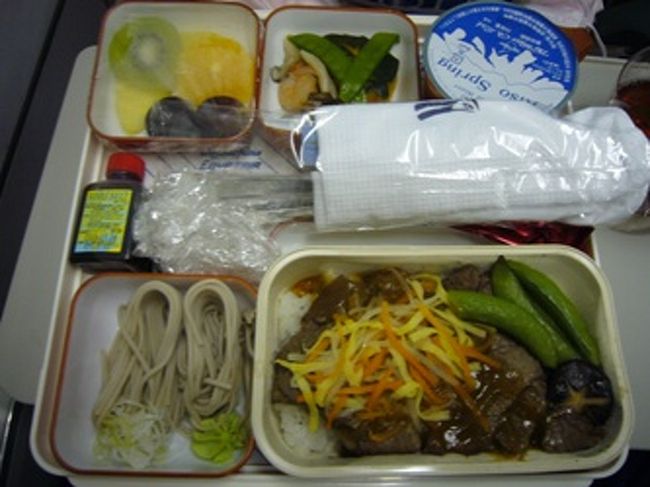 また機内食。<br />日本出発の機内食って、そばが出る事が多い気がします。