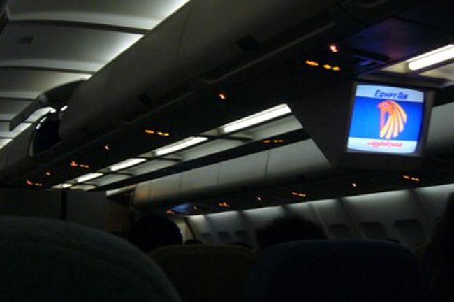 機内はこんな感じ。<br />エコノミーはとても狭いですー。<br />そうそう、私の席の読書灯はつきませんでした。<br />が、前の席の人もつかないようだったので、よくある事らしいです。