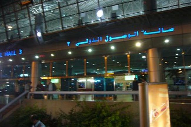 現地時間の深夜０時前頃、エジプトのカイロに到着。<br />時差は日本の６時間遅れ。<br />ようやくツアーの人達と合流です。<br />入国審査は特に何も聞かれずスムーズ。<br />エジプトポンドへの両替もする事ができました。<br />１万円分両替している方が多かったですが、私達は５０００円分を両替。エジプトポンドは日本円への両替ができないので、細かく両替していくつもりでした。足りなくなったらホテルでも両替できるみたいだったので。２８７．５エジプトポンドになりました。１エジプトポンド＝１８円弱ぐらい。<br /><br />ここからバスに乗り込み、ギザのホテルまで４０〜５０分ぐらいです。