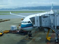 １回目のトランジットは、
キャセイパシフィック航空なので香港。
(FLYGHT TIME4h20)

日本とは−１時間の時差。

どんよ〜りしてる空。

３時間近くも時間が空いてるので、
空港内で過ごす。
思いの外すぐ時間になった。

そしてCX731に搭乗してドバイへ向かう。

