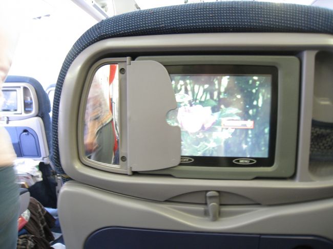 初めて前後の席でした。２人隣り合わせは４人席の真ん中しか空いていないということで…。<br />事前チェックインの時も空いてなくて、諦めてたし、結果的にトイレも近かったので気を使わなくて良かった。<br /><br />モニターの横にはミラーが付いてます。