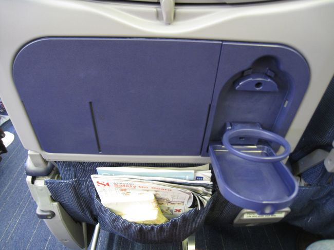 カップホルダーもあり。こういう細やかな設備が付いた飛行機は初めて乗りました。