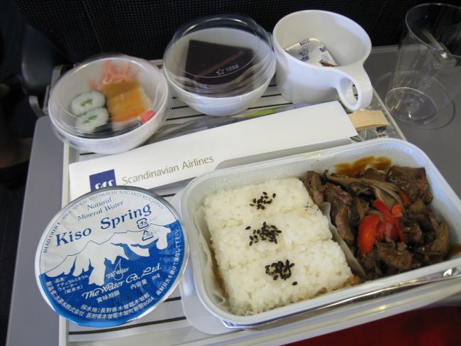 最初の機内食。食べやすい味で中々。チョコケーキも甘すぎずgood！