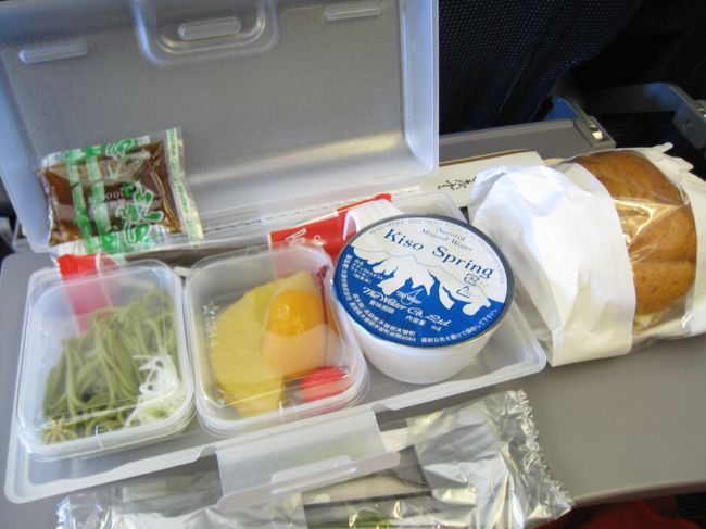朝ご飯はプラスティックのボックスに入ってます。パンにフルーツに蕎麦という妙な組合せ。