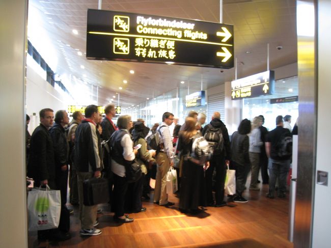 降りてすぐに荷物の検査。遅れていたので、かなり焦りましたが、無事に２本遅いオスロ行きの便に乗れることに。