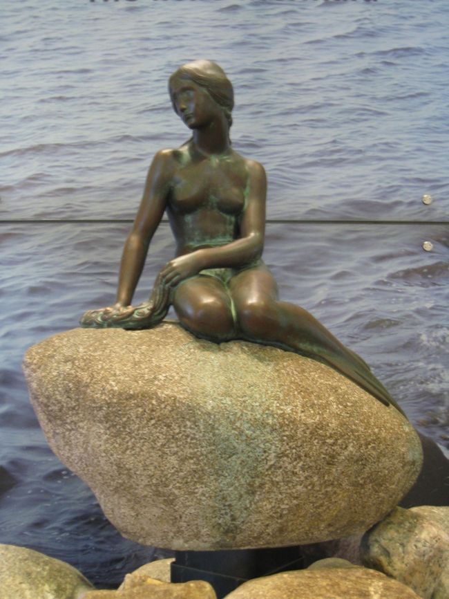 入国審査を抜けるとある人魚像。ちゃんと後ろが海の写真に。