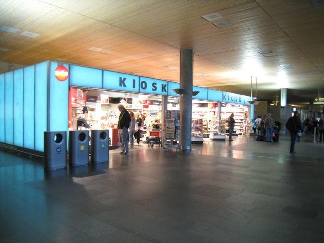 あっという間にオスロへ到着。ターンテーブルがあるフロアにキオスクがある。