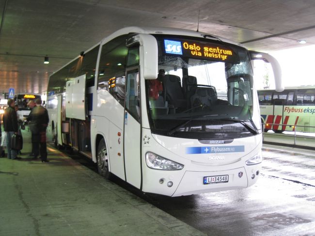 オスロ市街へは電車とバスの２通りの行き方がある。荷物のことを考えて一番楽そうなバスにしました。<br /><br />確か最新のガイドブックよりも5ノルウェークローネ値上がりしてたような…。
