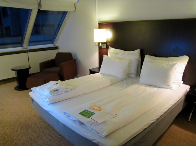 ラディソンSASホテルへ到着し、すぐそこだと思っていたクラリオン・ホテル・ロイヤル・クリスチャニアが全然見当たらない。オスロにはSASのホテルが２つあり、違う方と勘違いしてました…。エアポートバスが到着するのはラディソンSASスカンジナビア・ホテル・オスロの方です。って間違う人居ないか、普通…。<br /><br />で、これが今回のお部屋。部屋の案内表示を見ると、スイートのフロアのようです!!<br />