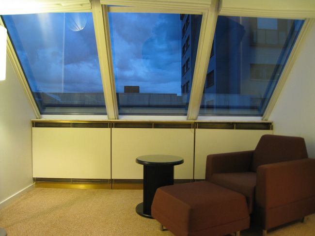 窓は普通のカーテンではなく、電動で動かすブラインド。