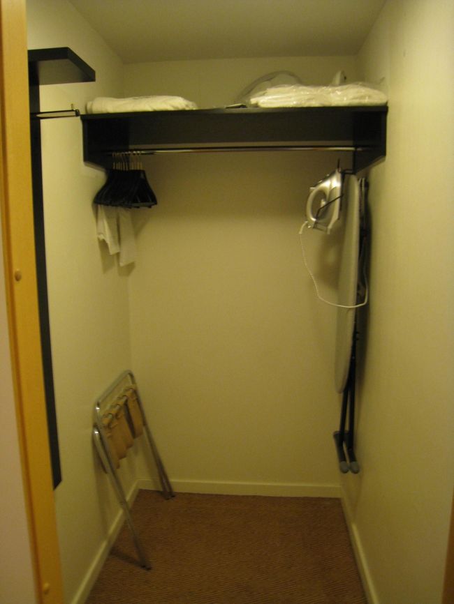 ウォークインクローゼットも完備。アイロンまで置いてあります。