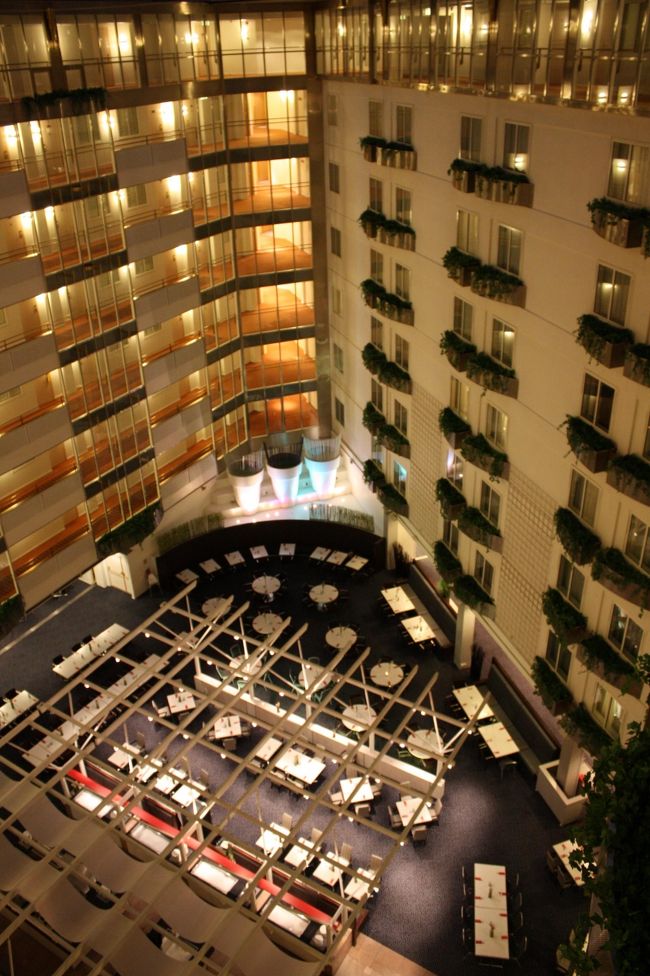 吹き抜けになっていて、下に見えているのはレストラン。