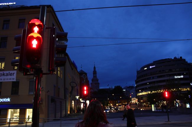 到着が遅れたので白夜でもちょっと夜景が見られました。と言っても真っ暗ではなくて、夜になる寸前みたいな感じ。<br /><br />信号の止まれがなぜか２つもある。なんでかな？