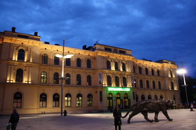 オスロ中央駅。なぜか駅前の広場には大きなトラの像が。