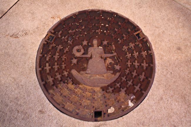 このマンホール、何を描いたものだろう？