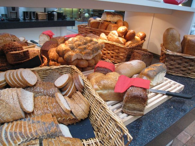 パンは自分で切ります。