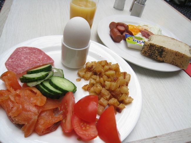 【ミッション　ホテルの朝食感想】<br /><br />サーモンやポテトなどはとても塩気が強い。パンはシンプルなものがほとんどで菓子パンのようなものがほとんど無かった。<br /><br />サーモンは次の写真のようにパンにきゅうりとサーモンを乗せただけのオープンサンドにして食べてみました。塩気が強いので何の調味料もいらない。脂が乗って美味しかったです。