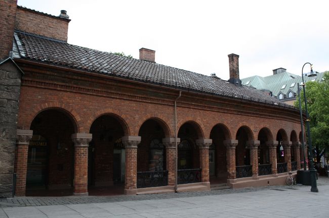 回廊の中は飲食店等のショップがあります。いい雰囲気♪