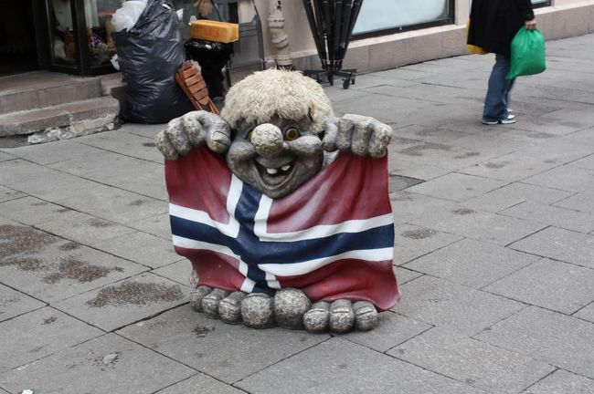 開店準備中のお土産屋さんの前で。トロール人形。やっぱりどこか恐い…。