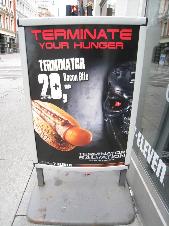 セブンイレブンで見つけたターミネータードッグの看板。オスロでこの値段は安い方じゃないでしょうか。