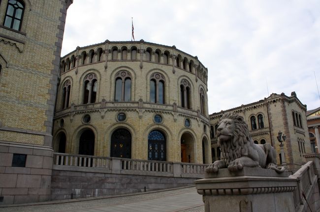 カール・ヨハン通り沿いにある国会議事堂。