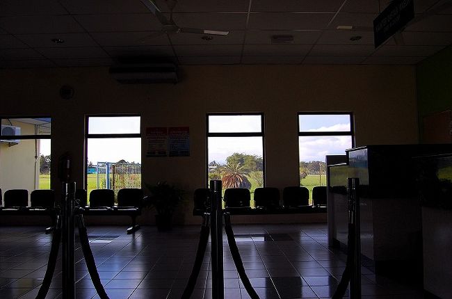 ラハ・ダトゥ→コタキナバルの飛行機は、MH3023、17:25発。<br />ロッジからの道がぬかるんでいたりすると時間がかかることもあるということで、早めの13:00にはロッジを出発しましたが、全然スムースに空港に到着。<br />15:30にはラハ・ダトゥ空港に着いてしまいました。<br />小さな小さなラハ･ダトゥ空港。<br />かろうじて小さなカフェテリアはあるものの、それ以外は何もありません。<br />小さな待ち合いスペースのみ。<br /><br />ここで、2時間近く待ちます。