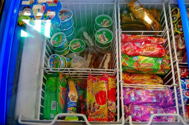 空港の小さなカフェテリア。<br />軽食なんかもちょっと食べられるようです。<br /><br />もちろん、アイスもあります。<br />南国のカラフルな感じの、合成着色料たっぷり系。<br />MILOアイスもあります。<br />マレーシアでは、MILOがどこにでもあるぐらい、人気があるんだって。<br />そういえば最近、日本では見ないなぁ。