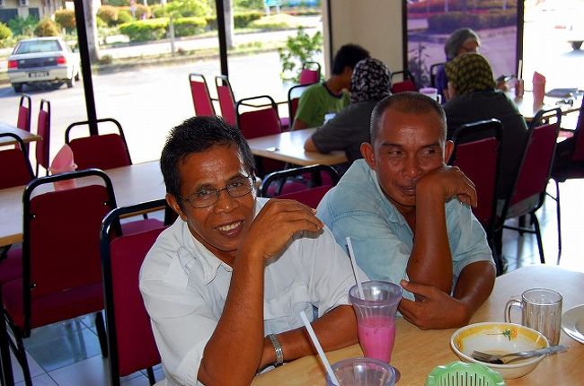 空港内カフェテリアで、延々とだべってるオジサマ達。<br /><br />仕事とかしなくていいの？<br />っていう感じですが、この日は一応日曜日。<br />ということは、休みの日はこんな過ごし方なのかな？<br /><br />「写真、撮って！」ってことだったので。<br />かわいいなぁ。<br /><br />それから、左のオジサマの飲んでるピンクの飲み物が気になりました。<br />何だったんだろ？