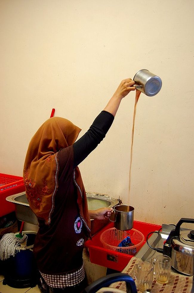 空港で約2時間も時間があったので、私たちもお茶を飲むことにしました。<br /><br />この間飲んで、すっかりお気に入りになった「テタリ」をオーダー。<br />ちゃんとこういう風にして、ミルクティーに空気を入れています。