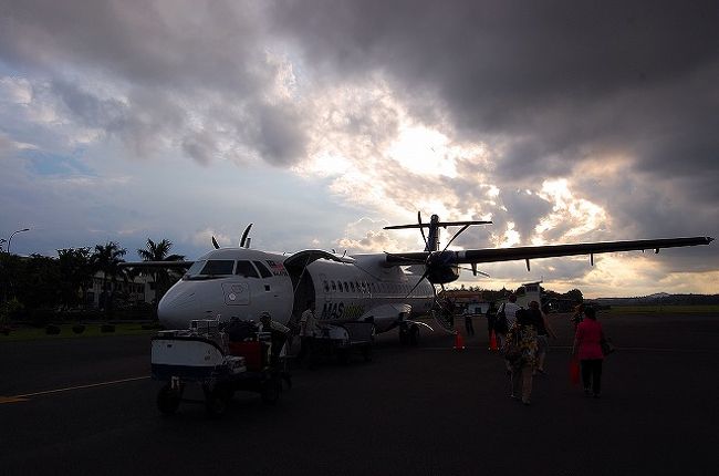 最初は、2時間も待つのか〜( -_-)ﾄﾎﾎ<br />と、思っていたのですが、<br />テタリ飲んだり、一緒の飛行機に乗る人達（一緒のロッジに泊っていた人達）と話したりしているうちに、意外とあっという間に時間は過ぎました。<br /><br />飛行機は、行きに乗ったのよりも若干大きくて、きれいめ。<br />行きはほぼ満席だったのですが、帰りはガラガラでした。