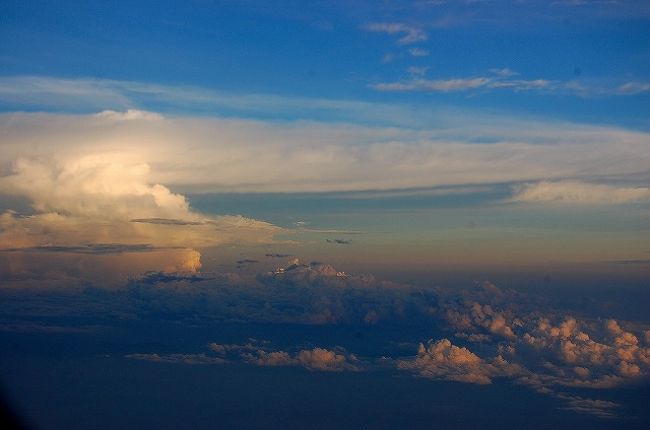 飛行機からの景色。<br /><br />熱帯特有な感じのモクモクとした雲。<br />日が暮れかけてます…。