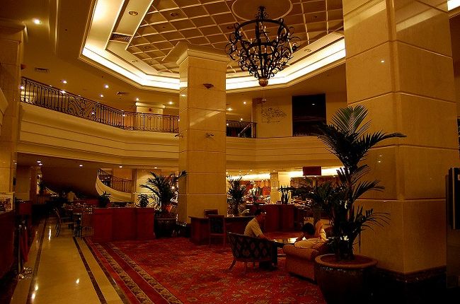 コタキナバルからタクシーで「プロムナード・ホテル」へ。<br />タクシーはMYR20（空港⇔市内は定額らしいです）。<br /><br />「プロムナード・ホテル」は、Tさんが日本で予約してくれていたところで、1泊朝食付、2人で9200円。<br />1泊だけして、翌日は昼前に帰国の途に就くので、どちらかというと寝るだけのホテル。<br /><br />写真はロビー。<br />大きいホテルですが、ちょっと古いです。