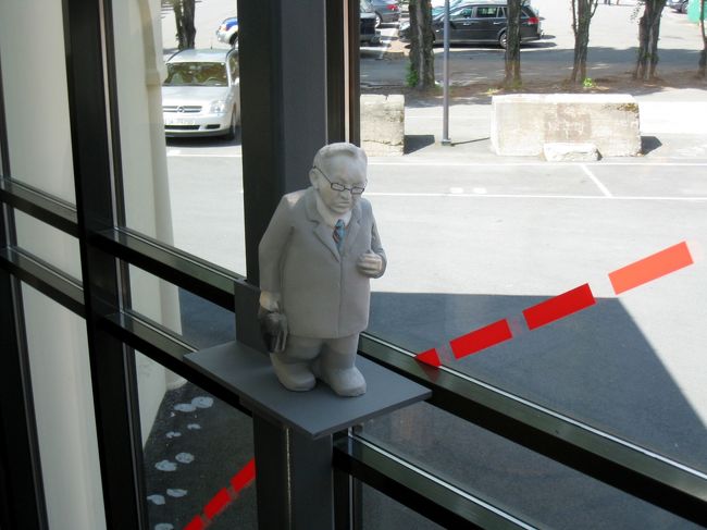 館内の至る所にこのおじさんの像が道順を示してくれています。