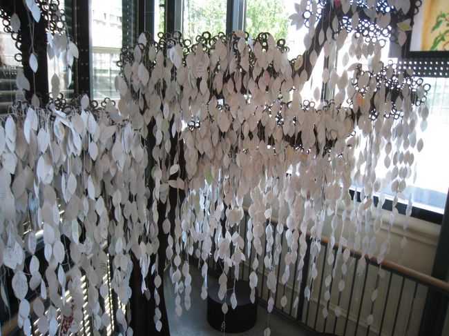 いろんな国の言葉で平和への願いが書かれています。