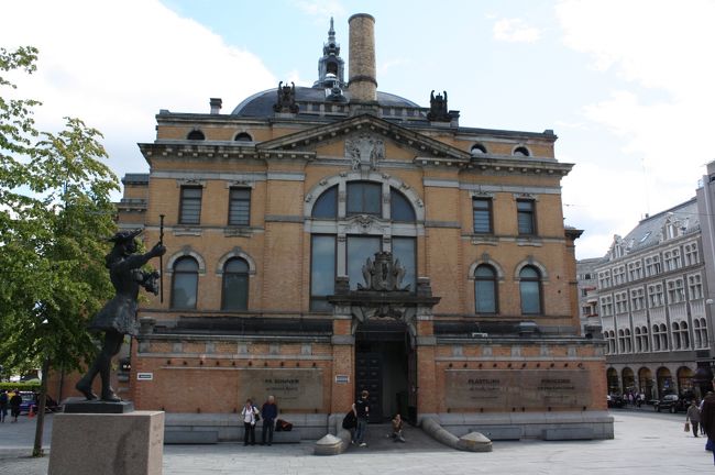 前を通りかかった国立劇場。