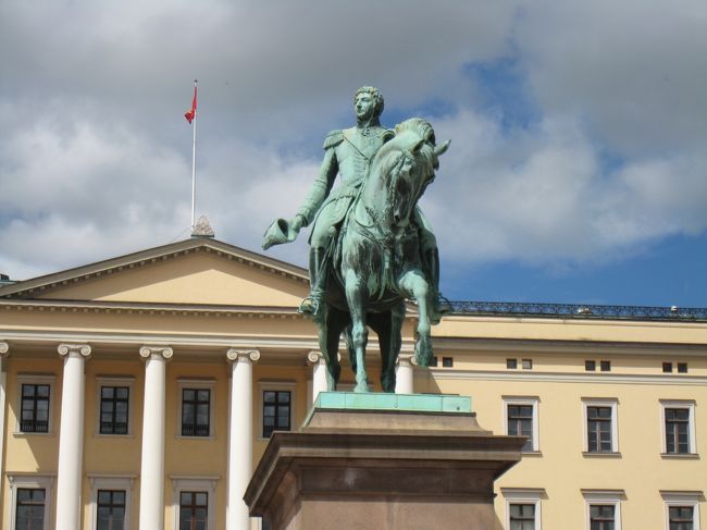 スウェーデン王、カール・ヨハンの像。（1814から1905年までノルウェーはスウェーデンの支配下にあったため）